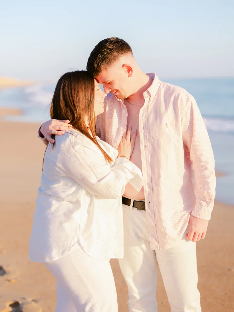 seance photo d'un couple sur la plage près de nantes et en vendée