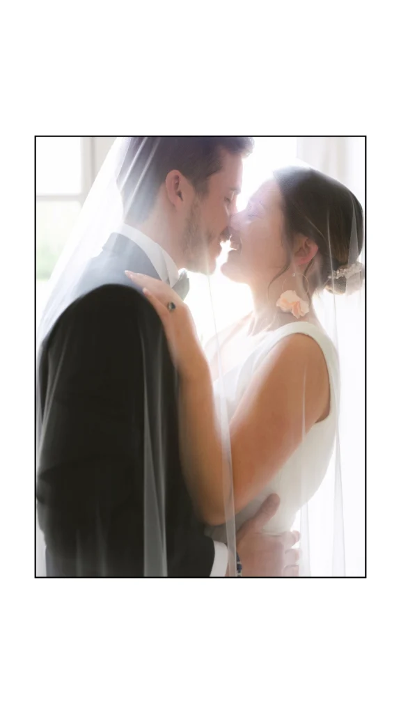 couple s'enlaçant et se mariant au Plaza Athénée à Paris