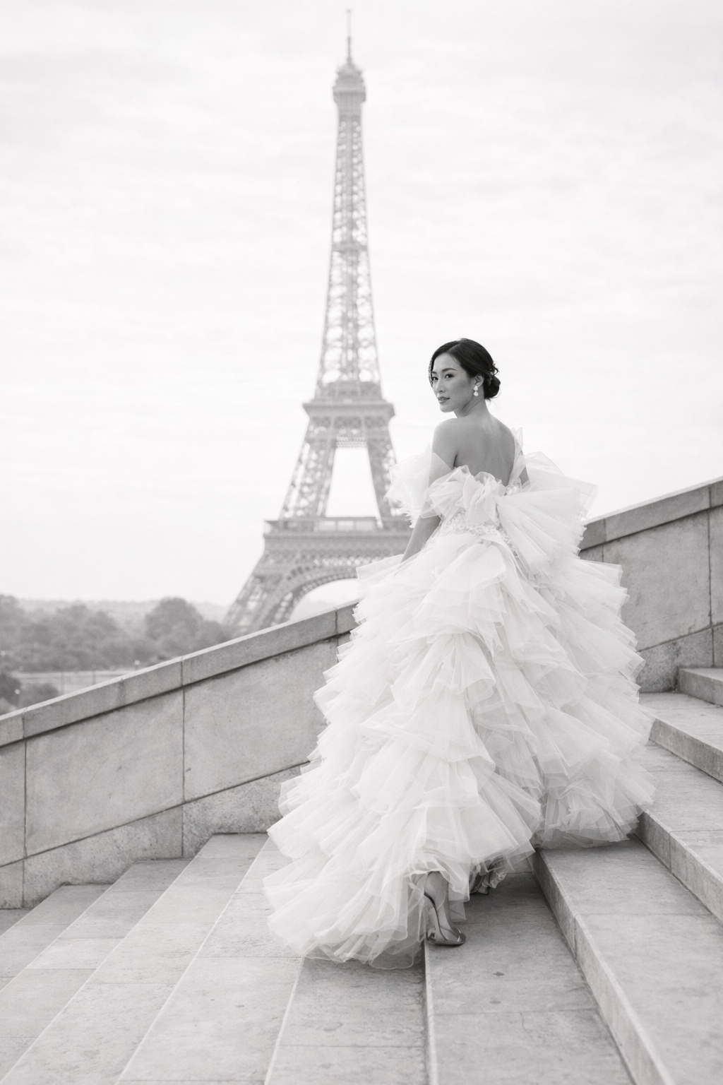 une mariée asiatique avec une robe de mariage haute couture de rime arodaky, elle monte les marches du trocadéro devant la tour eiffel à paris. Elégante pour son pre wedding shoot.