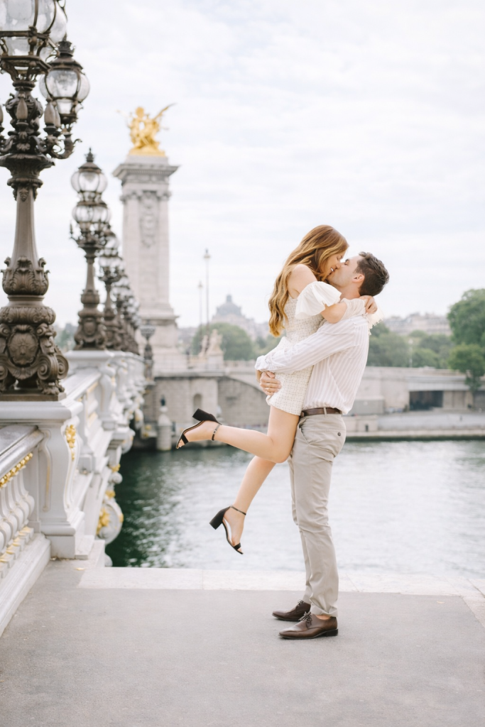 couple amoureux sur le pont alexandre III à Paris. Ils font un pré-wedding shoot à paris