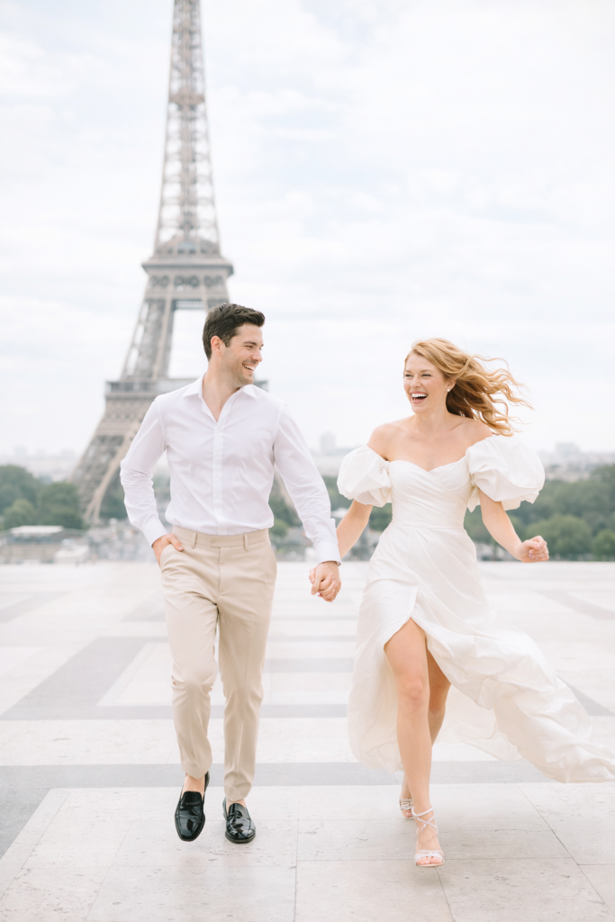 couple de britannique venus se fiancer à paris. Ils font une séance photo sur la place du Trocadéro, ils courent main dans la main