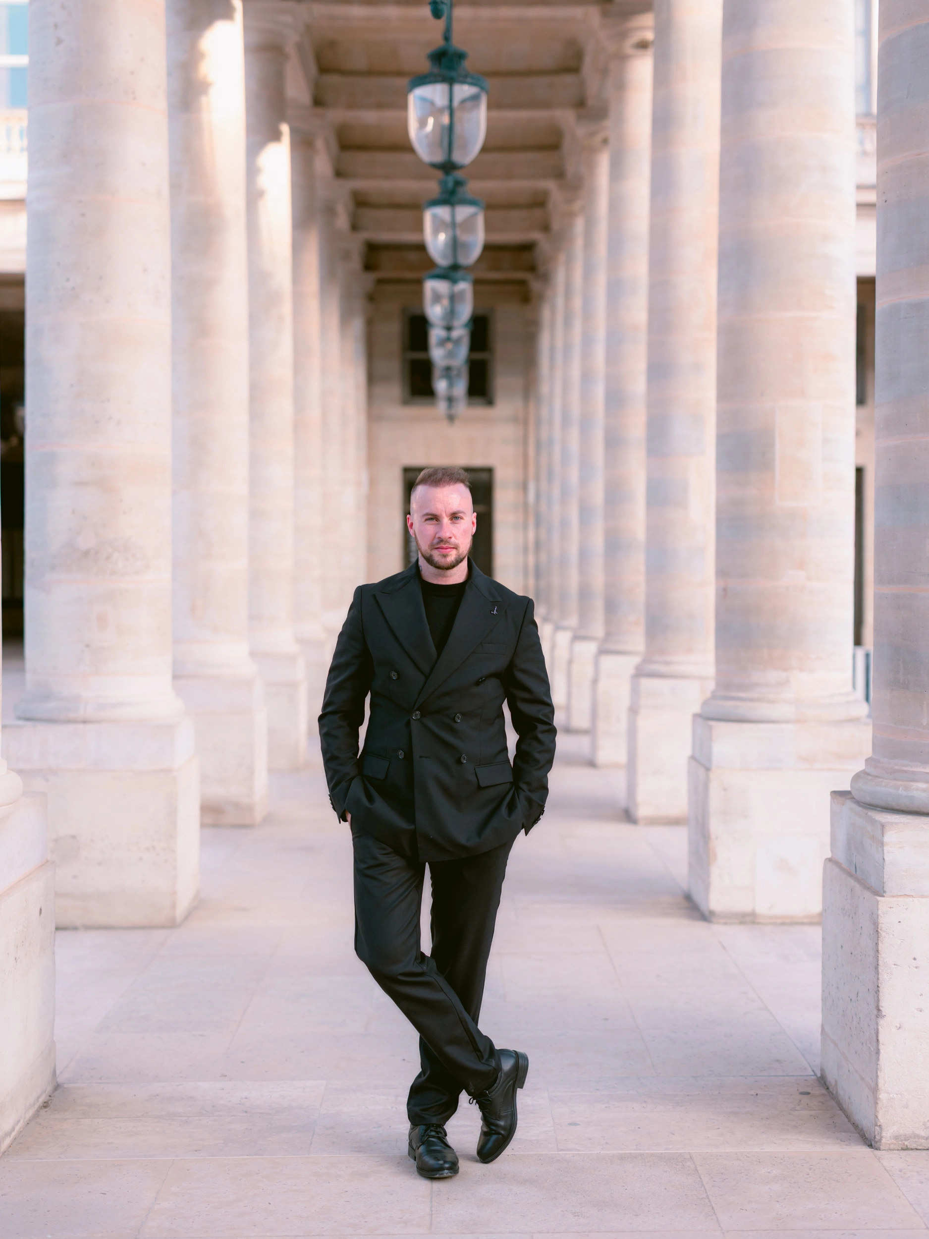photographe de mariage de luxe à Paris se promenant place vendôme et colonnes de buren