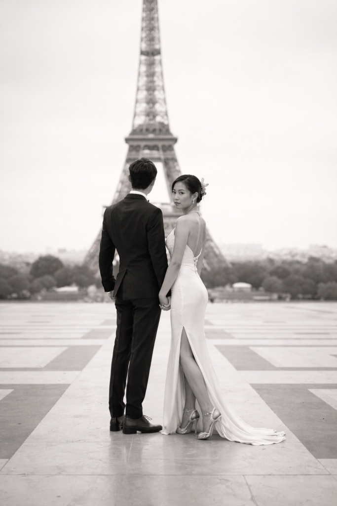 couple d'asiatique venus à paris pour leur séance photo fiançaille